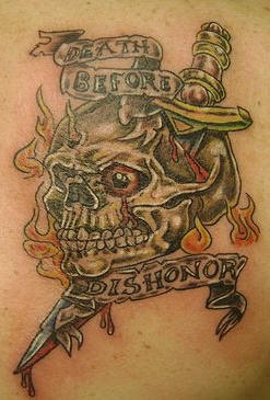 Le tatouage de la crâne avec un poignard d&quotarme de l&quotUSA
