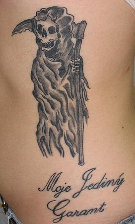 tatuaje del ángel de la muerte con escritos