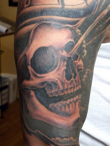 Le tatouage qualitatif de visage de la morte à l&quotencre noir