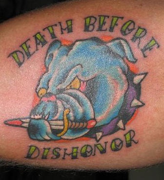 Le tatouage de la morte face à un dinosaure avec un bulldog d&quotarme de l&quotUSA