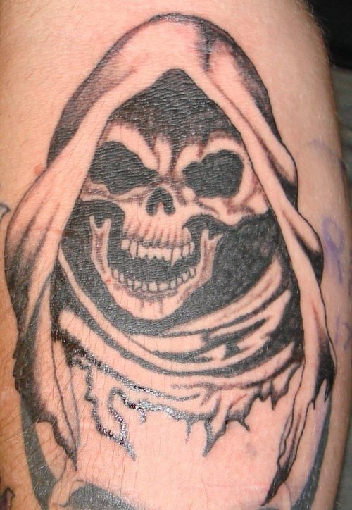 la morte in mantello inchiostro nero tatuaggio