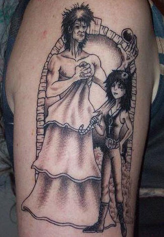 tatuaje en tinta negra de extraños casándose