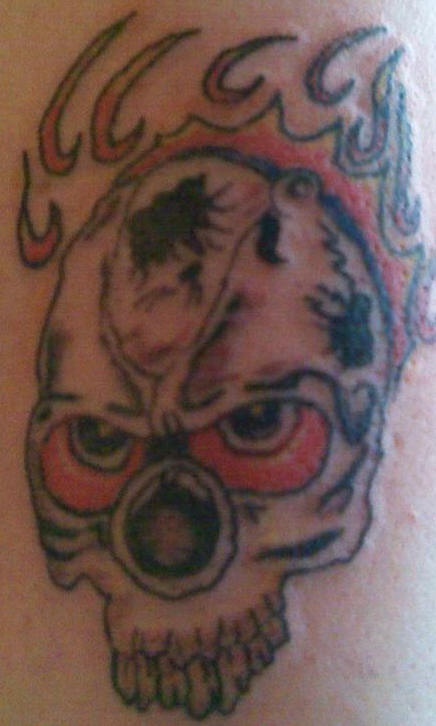 tatuaje del cráneo de la muerte en llamas