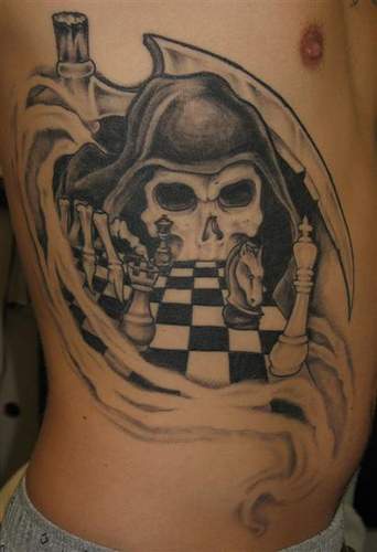 morto cranio giocare a scacchi tatuaggio