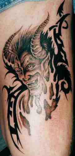 demone stile tribale tatuaggio