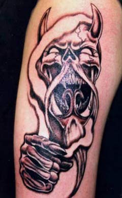 Gehörnter Dämon schwarze Tinte Tattoo