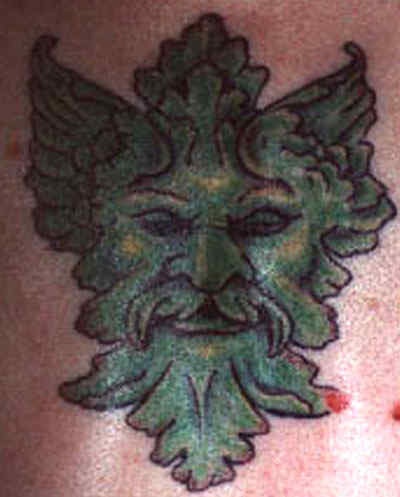 tatuaje de la cara de demonio verde escandinavo
