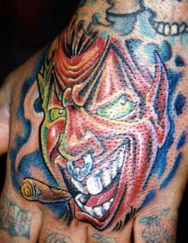 tatuaje colorido de demonio riendo