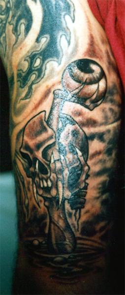 Schädel mit Augapfel in Hand des Dämons Tattoo