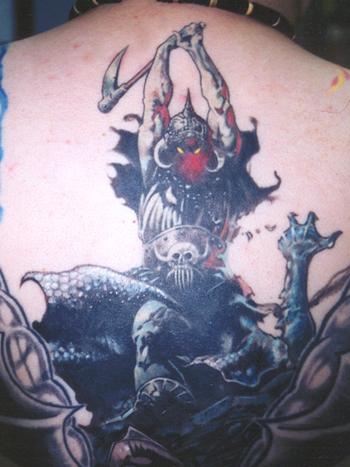 tatuaje arte de obra de guerrero cortando al demonio con una hacha