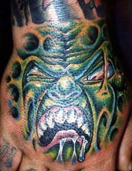 tatuaje obra de arte de criatura fea verde