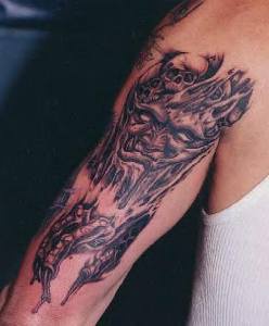 la morte atema tatuaggio sul braccio