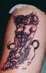 Teufelin auf  Knochen des Drachen Tattoo