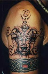 tatuaje negro de demonio rey