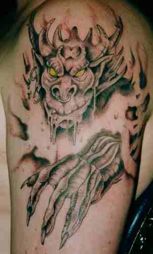 tatuaje de demonio desde la piel rasgada