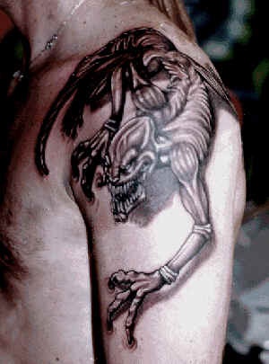 tatuaje en el hombro de demonio