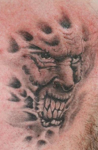 demonio faccia arrabiata tatuaggio