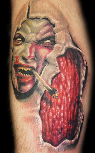 Tatuaje del demonio fumando y carne bajo la piel cortada
