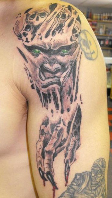 Impresionante tatuaje del demonio debajo de la piel cortada