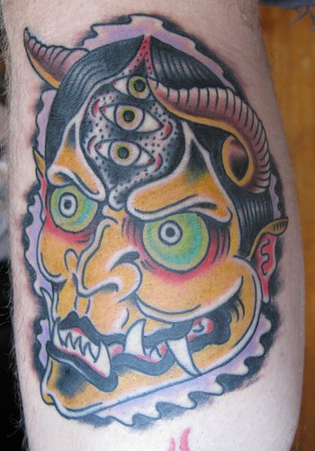 tatuaje colorido de la cara de demonio