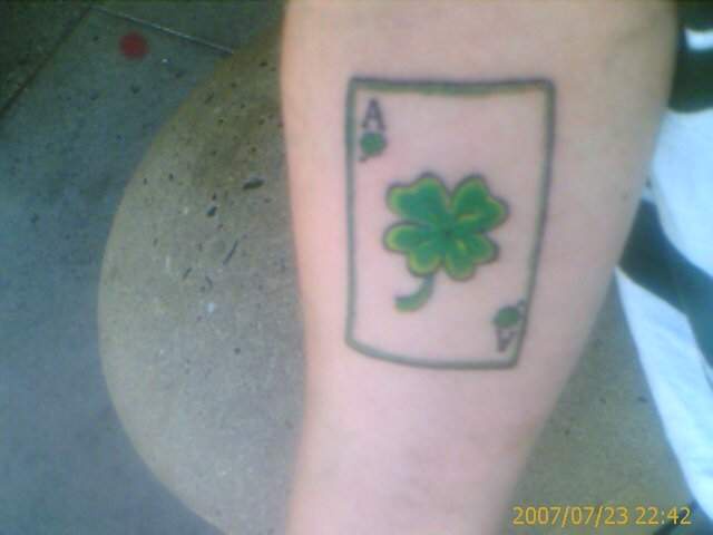 Carta con trifoglio verde tatuaggio