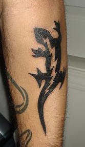 El tatuaje tribal de una lagartija con un rayo en color negro