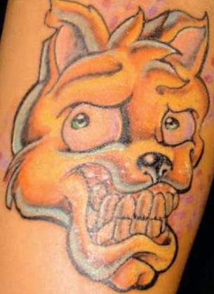 tatuaje amarrillo de perro loco de dibujos animados