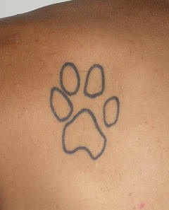 tatuaje de silueta de huella de perro
