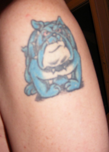 Le tatouage de Spike bleu de Tom et Jerry