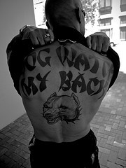 tatuaje en tinta negra de Perro mira mi espalda