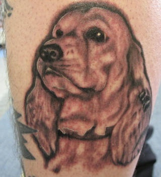 tatuaje de cabeza de perro con orejas grandes