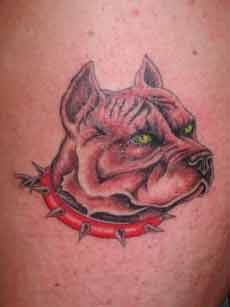 tatuaje de perro Hoffnungs Krieg con collar de pinchos