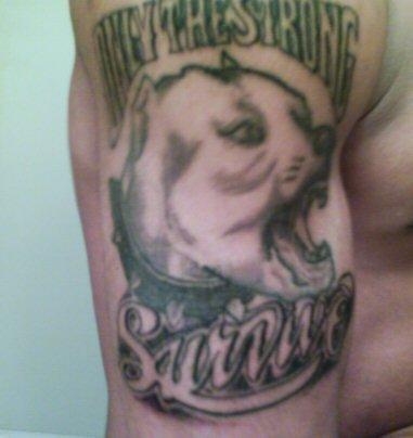 tatuaje en tinta negra de pitbull Ser Fuerte
