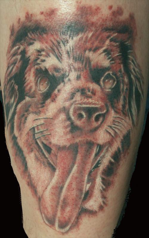 tatuaje de perro con la lengua fuera