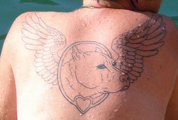 tatuaje incompleto en toda la espalda de cabeza de perro en las alas