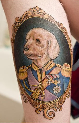Klassisches Porträt  des Colonel-Welpen Tattoo