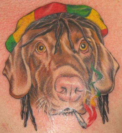 tatuaje en color de perro rastafari