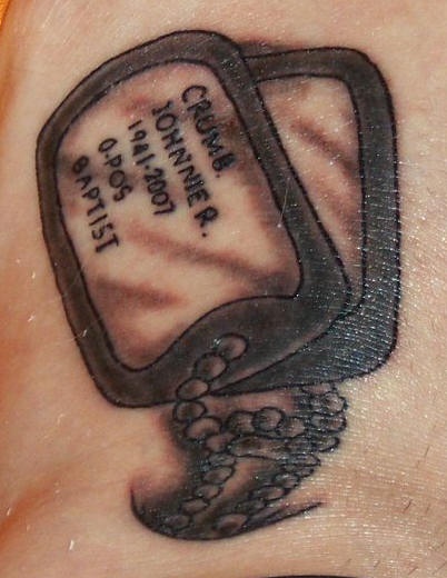 el tatuaje de los identificadores militares en color gris