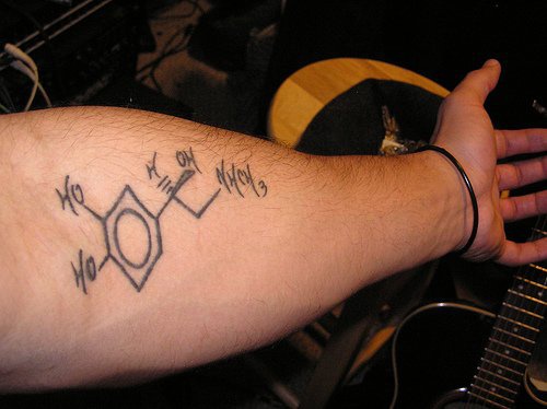 Aggregazione molecolare tatuaggio sul braccio