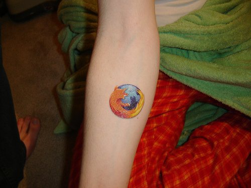 Firefox logo sul braccio tatuaggio