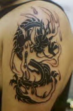 Tatuaje negro de un dragón en fuego