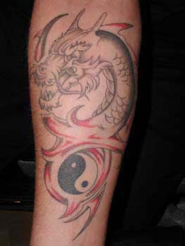 Le tatouage incomplet de dragon avec le yin yang symbole