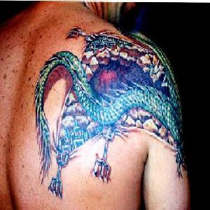 tatuaje 3D de dragón en el cuerpo rasgado