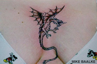 tatuaje en tinta negra en el pecho de dragoleón