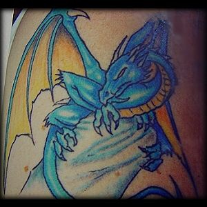 Le tatouage de dragon-hydra bleu sur la pierre