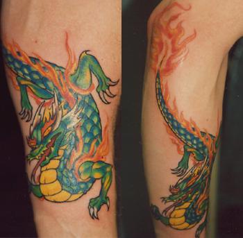 Le tatouage de dragon vert courroucé avec le feu