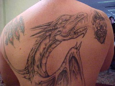 tatuaje en toda la espalda de dragón épico de edad media