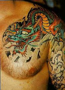 tatuaje colorido de dragón en estilo Yakura