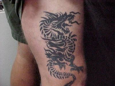 drago tribale tatuaggio sulla gamba