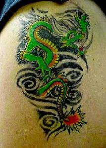 Le tatouage de dragon vert en style chimois